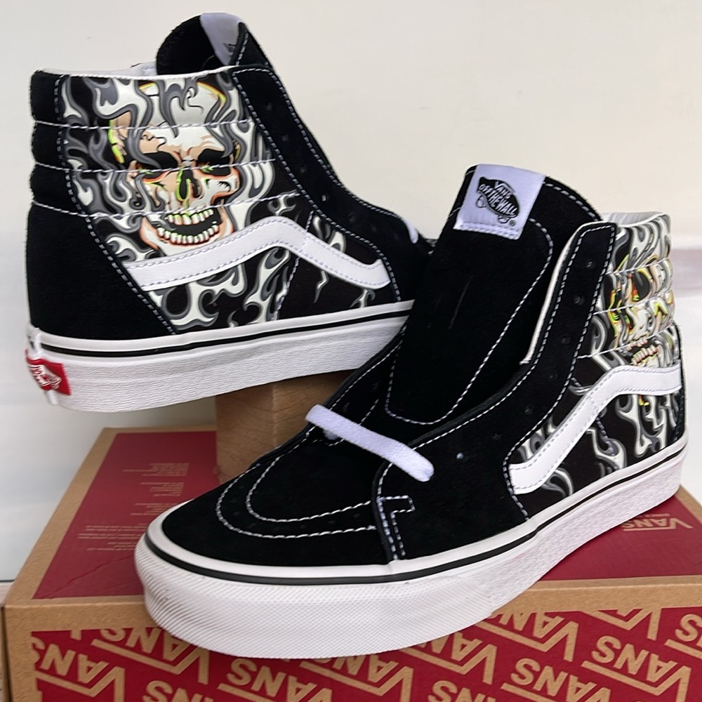 Vans Men’s Sk8-Hi
Flame Skull Black/True White 
VN0007NSBMW
Sneakers